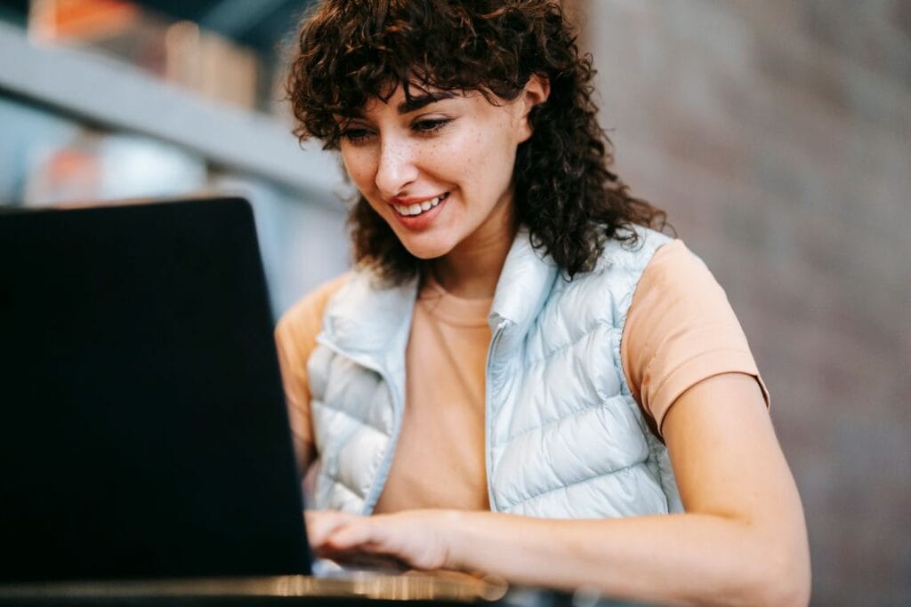Profissional independente trabalhando com notebook em um café