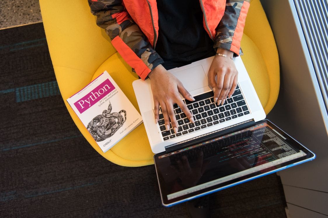 Profissional trabalhando no desenvolvimento de páginas em um notebook
