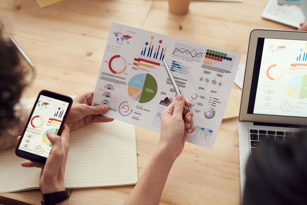 Análise de gráficos e relatórios em uma mesa de trabalho