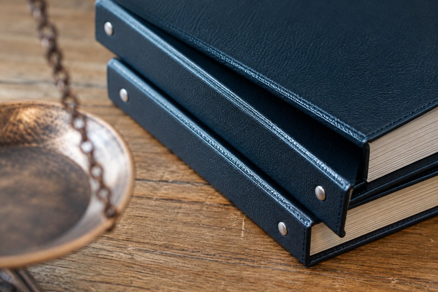 Detalhe ilustrativo de livros e balança sobre uma mesa de trabalho