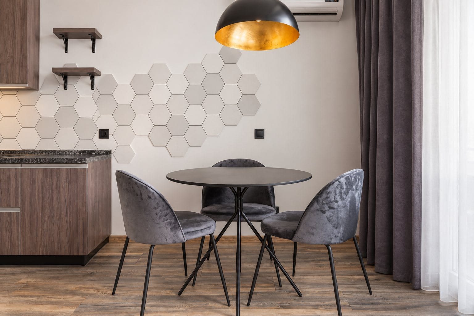 Projetos e materiais sobre mesa de trabalho, cena ilustrativa de arquitetura