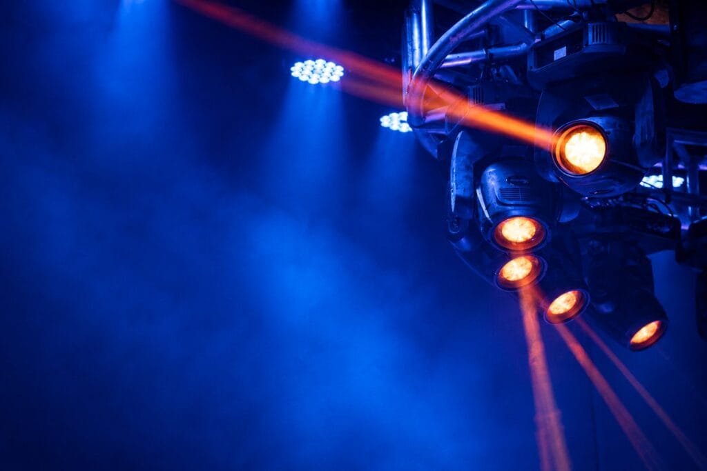 Iluminação de palco em espaço de eventos, imagem ilustrativa sem público