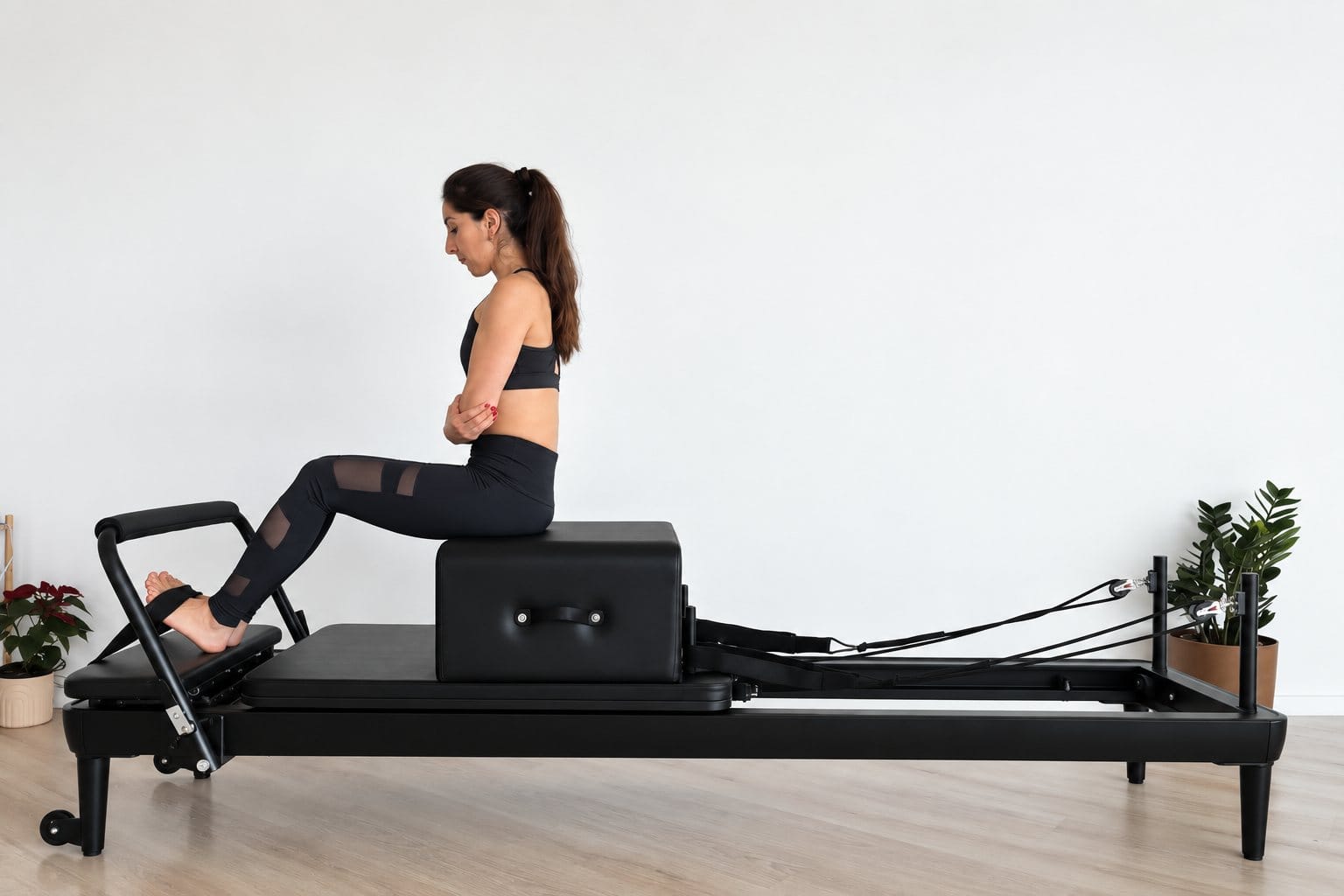Pessoa praticando Pilates em aparelho, em fotografia ilustrativa do setor